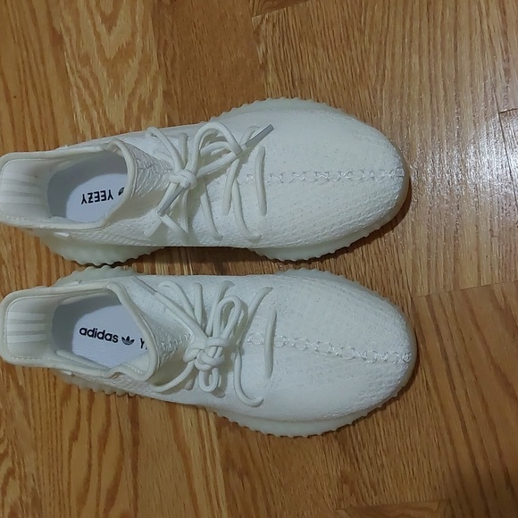 White Yeezy 350 Size 8.5 - Picture 2 of 4